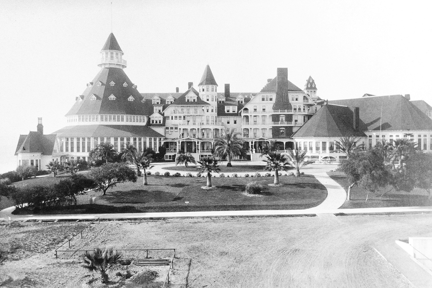 美品 生産終了 USA アメリカ製 コロナド Coronado SolarMax ソーラーマックス 太陽望遠鏡 40mm H-Alpha BF10 Hotel del Coronado | 1888年オープン、アメリカ最古級の木造