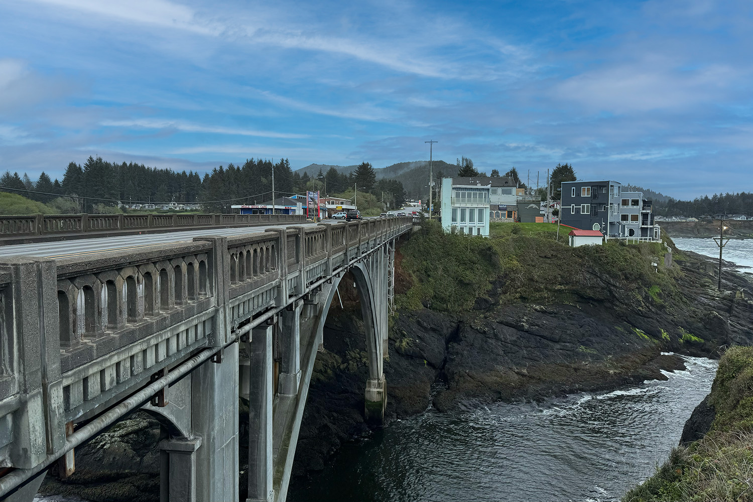 海辺の街 Depoe Bay | シティガイド：世界最小の自然航行可能な港のある